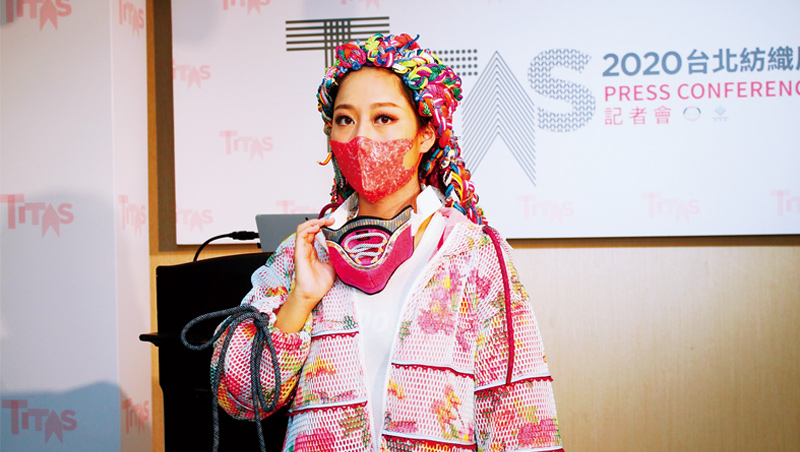 展前記者會中，台灣百和展示由織帶、黏扣帶組合成的概念性商品「口罩項鍊」，脫下口罩後還可做為裝飾。